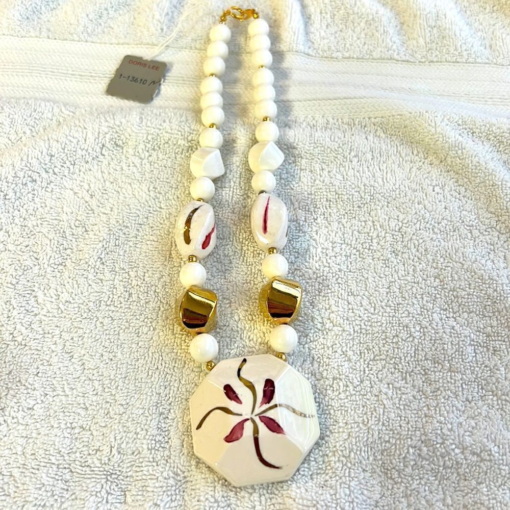 Dorisโ
LeeโVintageย HandโPaintedโNecklace